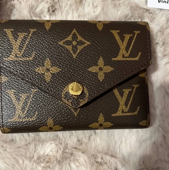 Louis Vuitton Wallet - Picture 2 of 4